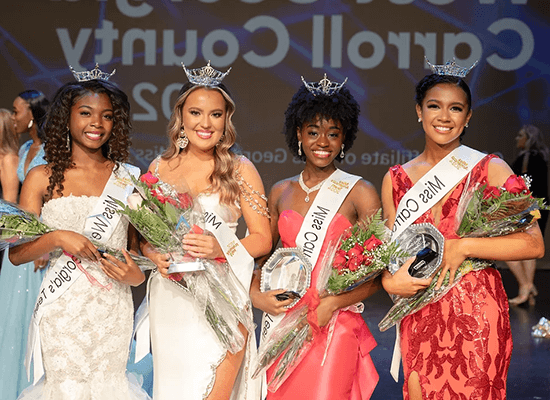 从左到右:杰西米娜·沃克, 在线博彩 student and Miss Carroll County; Corynn Nurse, Miss Carroll County's Teen; Lexi Atkins, 在线博彩 student and Miss West Georgia; and Abigail Parham, 西乔治亚州少女小姐